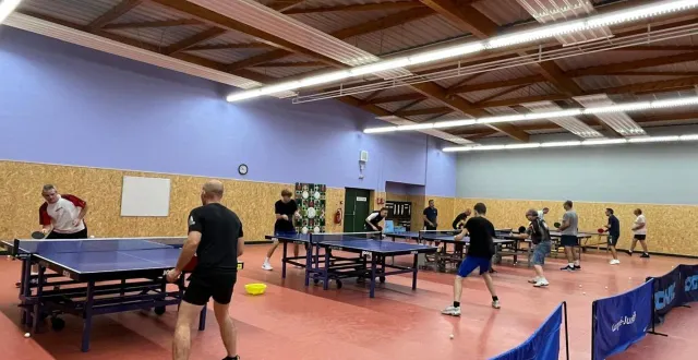 photo  l’entraînement des pongistes seniors des équipes de d2 et d3  dans la salle rénovée de l’acl tennis de table.  &copy;  acl tennis de table 