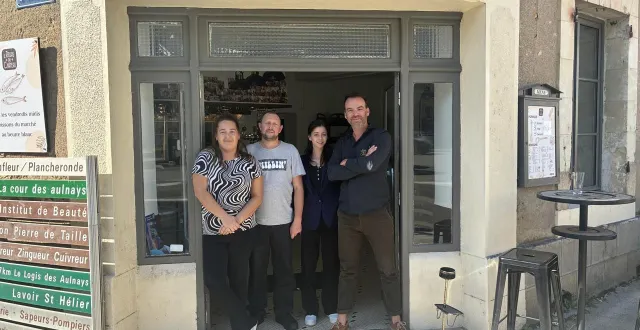 photo  de gauche à droite, tiphaine buzon, seconde de cuisine, aurélien cosson, chef de cuisine, samantha relet, responsable de salle, et romain braud, le patron du bar-restaurant « le relais du château ».  &copy;  photo fournie par le restaurant « le relais du château » 