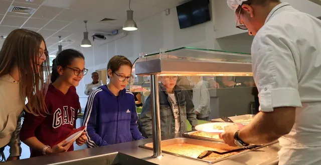 photo  les enfants ont parfois découvert avec étonnement le menu de ce repas de la semaine du goût réalisé en collaboration avec l’association les 19 bonnes tables sarthoises.  &copy;  ouest-france 