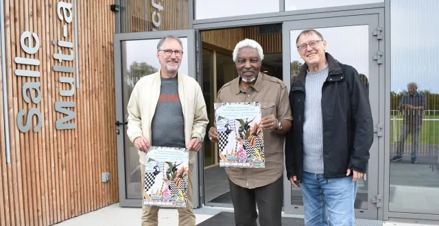 photo  hugues bombled, maire de la commune accueille bernard n’kaloulou président fondateur de l’association france congo-brazzaville et bertrand patrice, trésorier.  &copy;  le maine libre 
