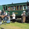 photo  l’arrivée en gare du petit train de l’anjou, les freins qui gémissent, les portières qui s’ouvrent, les discussions sur le quai de gare, ce sera un peu comme autrefois ! 