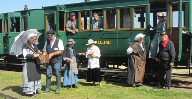photo  l’arrivée en gare du petit train de l’anjou, les freins qui gémissent, les portières qui s’ouvrent, les discussions sur le quai de gare, ce sera un peu comme autrefois !  &copy;  co 
