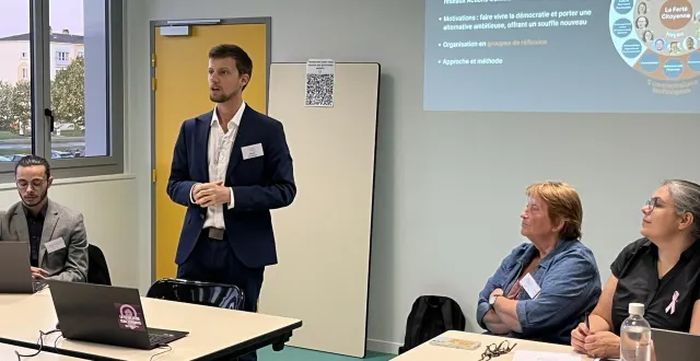 photo  alexis gits (debout, au centre) et les autres membres de la ferté citoyenne continuent de travailler pour présenter une liste aux élections municipales de mars 2026.  &copy;  le maine libre 