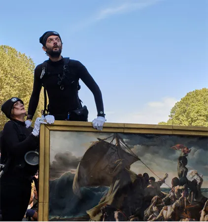 So Bigger, où deux voleurs un peu trop voyants tentent de subtiliser une œuvre