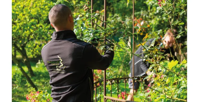 photo entre création et soin, planchenault paysage conçoit des jardins vivants et des espaces extérieurs où il fait bon vivre &copy; planchenault paysage