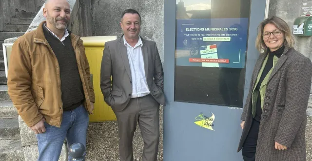 photo  les bois-d’anjou, vendredi 10 octobre 2025. le maire délégué de saint-georges-du-bois samuel maupetit, le maire des bois-d’anjou sandro gendron et la première adjointe marie beaudusseau-heulin devant le panneau d’informations municipales de la mairie déléguée de brion qui annonce les élections de 2026.  &copy;  co – christophe ricci 