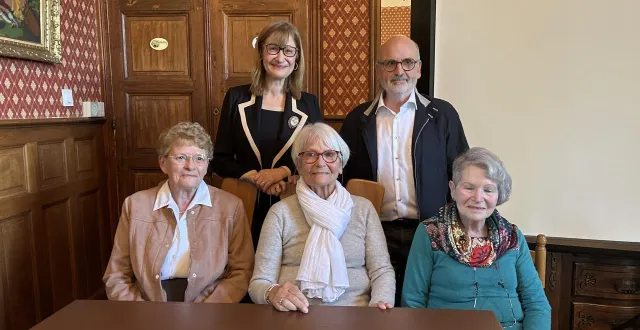 photo  le travail d’yves moreau (debout à droite), de cynthia fadel (debout à gauche) et la mémoire de ghislaine (assise à gauche) ont permis de retrouver jacqueline nadanowsi (au centre) et sa petite sœur laurence (assise à droite, née après guerre). jacqueline a retrouvé, plus de quatre-vingts ans après, le château où elle s’est cachée des allemands pendant la guerre.  &copy;  ouest-france 