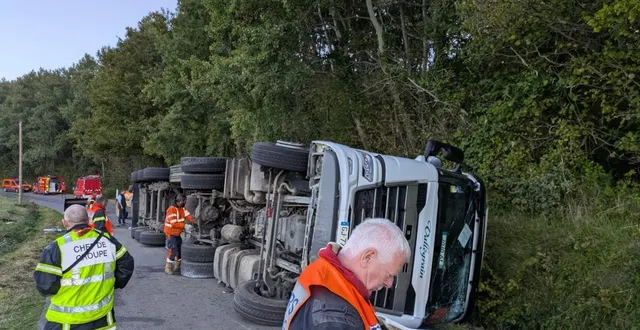photo  un camion transportant 172 cochons s’est renversé sur le bord de la d55, juste avant l’entrée du bourg de chérancé, dans la sarthe, le 7 octobre 2025. l’association peta voulait rendre hommage aux animaux décédés.  &copy;  ville de chérancé 