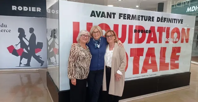 photo  sylvie, responsable du magasin rodier, au mans, entourée de ses deux collaboratrices, marie-claire et dominique, affiche un sourire en dépit de leur licenciement.  &copy;  ouest-france 