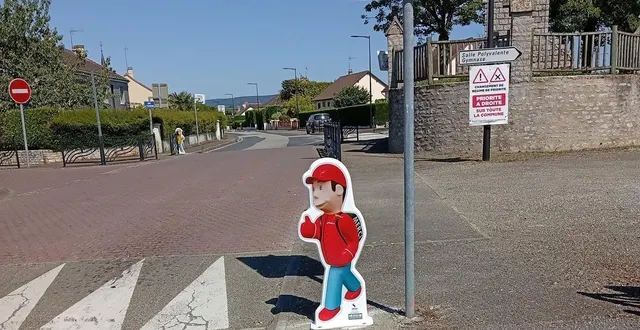 photo  arthur, figurine d’écolier, et au loin zoé, incitaient à lever le pied.  &copy;  laureen vandevyvere 