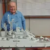 photo  georges le moing présente le croiseur « colbert » lors du salon de la maquette organisé par l’association de maquettistes, modélistes de montreuil-juigné. 