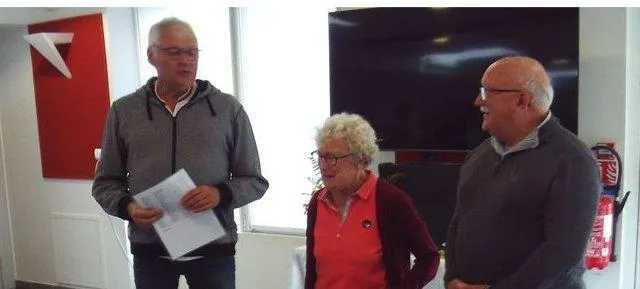 photo  jacques bonhommet (à gauche), président de l’association les randonipèdes, a rendu hommage à viviane gerbouin et jean-hugues roman ros, les créateurs de la section randonnée au sein de la commune.  &copy;  ouest-france 