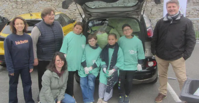 photo  annabelle boulais et flavie enault, accroupie, mamans d’élèves de la commission collecte écologique ; monique chasle, de l’association des bouchons de l’espoir 49 ; louise sachetti, noé beaumont, lily-rose lataire et armel guitton, écodélégués ; anne charbonnier, maman d’élève de la commission collecte écologique et hugues boivin, directeur.  &copy;  ouest-france 