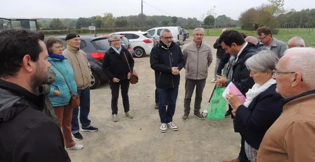 photo  le maire (au centre) accueille les riverains en ouverture de la visite.  &copy;  ouest-france 