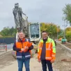 photo devant le chantier d’achèvement de la voirie, à gauche, sébastien cordiez,du cabinet bellanger, maître d’œuvre, et olivier barbey, technicien voirie aux services techniques de la ville.