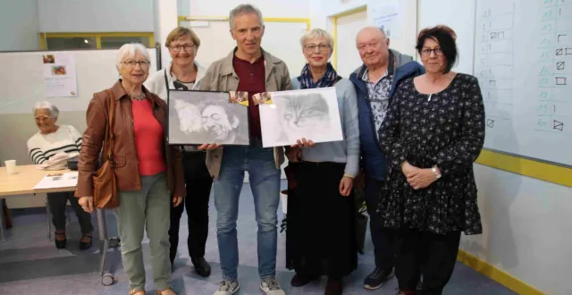 photo  entouré du collectif des aînés, jean-jacques drillot a remporté les deux premiers prix de l’exposition.  &copy;  co 