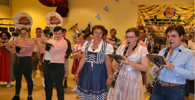photo  isabelle creyssac, présidente du comité de jumelage, en compagnie des musiciens de la banda suzanne.  &copy;  le maine libre 