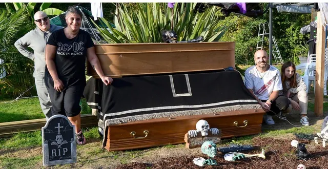 photo  géraldine vidal, trésorière de l’association les contes de ste os, ainsi que sophie et lionel rambeaux avec leur fille isalys.  &copy;  ouest-france 