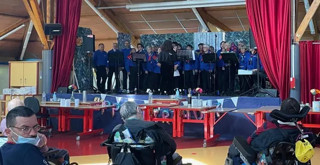 photo  la chorale amalgame a inauguré le retour des spectacles à la mas handi village.  &copy;  ouest-france 