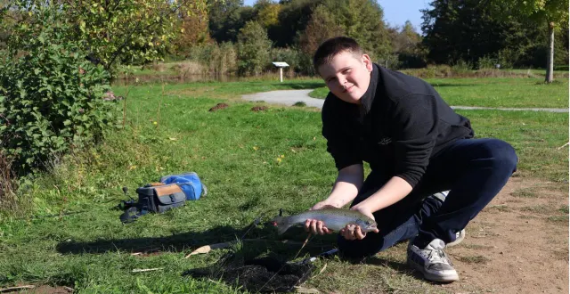 photo  samedi matin, le club de pêche l’épinoche a procédé à un lâcher de truites. « on a lâché 50 kg de truites portions et 50 kg de grosses truites », détaille laurent michelin, président de l’association. une aubaine pour les pêcheurs. durant le week-end, environ 80 d’entre-deux ont investi les pourtours de l’étang pour attraper le spécimen, à l’instar d’enzo, 17 ans, heureux de sa prise : « j’en ai pris deux comme celle-ci, mais j’ai cassé sur une plus grosse, dommage ! »  &copy;  ouest-france 