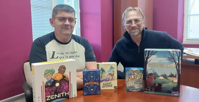 photo  vincent giraud (à gauche) et stéphane girault présentent les cinq jeux à élire par les visiteurs.  &copy;  ouest-france. 