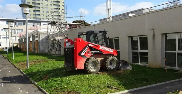 photo  depuis septembre, les travaux de rénovation énergétique du site de l’herberie ont commencé. à droite, les locaux de la future maison d’assistantes maternelles.  &copy;  ouest-france 