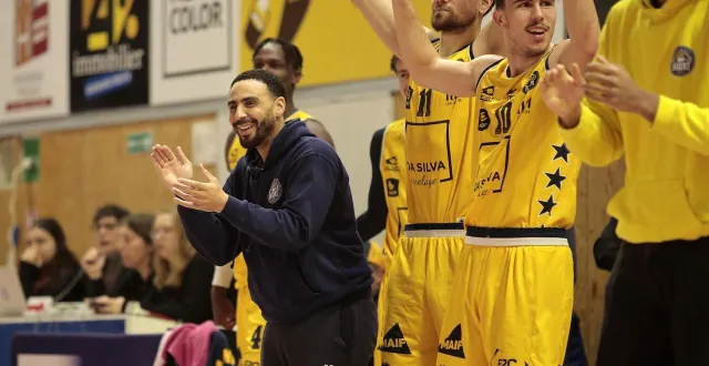 photo  à l’as niort, les joueurs (ici yassin debache et hugo cluysen, partis à l’été 2025) passent, mais steven fordant reste. le niortais est l’assistant de laurent hay depuis 2016.  &copy;  co - benoit felace 
