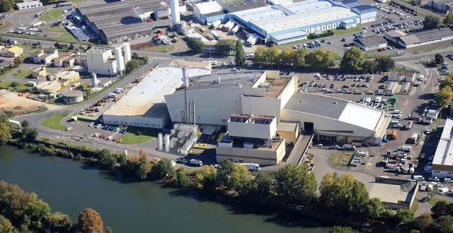 photo  sur cette vue de l’usine de la chauvinière, on distingue au premier plan le futur module de décarbonation avec ses deux cylindres.  &copy;  dr 