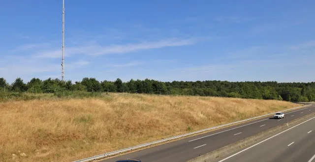 photo  inratable sur l’a28 entre le mans et tours, l’antenne installée à mayet culmine à 342 mètres d’altitude. une douzaine de plus que la tour eiffel. ?  &copy;  archives ouest-france 