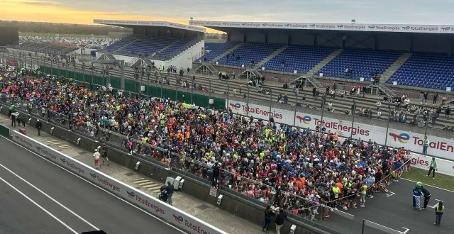 photo  le trail 112, qui a rassemblé 4 500 coureurs sur le circuit bugatti, reste le principal temps fort du congrès national des pompiers.  &copy;  le maine libre 