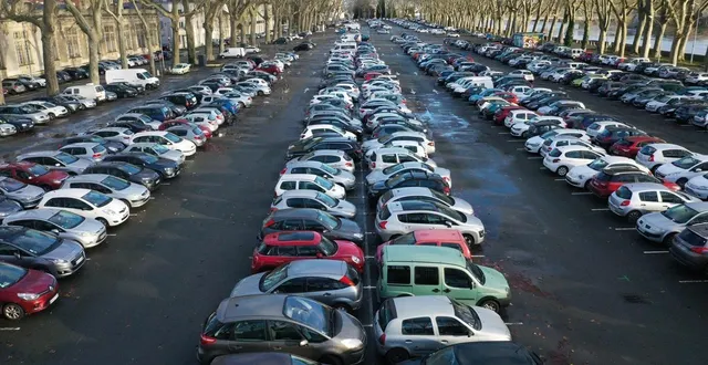 photo  le parking de la rochefoucauld est fermé chaque année pour accueillir la foire saint-martin.  &copy;  archives co - josselin clair 