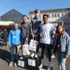photo  les vainqueurs du trail senior 13 km sur le podium. hugo rocher est sur la plus haute marche, suivi de thomas rinck et d’aurélien gilot, accompagnés des membres de l’apel fabrice grimault et laurence robert. 
