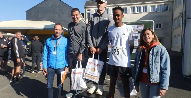 photo  les vainqueurs du trail senior 13 km sur le podium. hugo rocher est sur la plus haute marche, suivi de thomas rinck et d’aurélien gilot, accompagnés des membres de l’apel fabrice grimault et laurence robert.  &copy;  co 