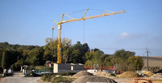 photo  une grue en pleine campagne, c’est assez rare.  &copy;  ouest-france 