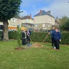 photo dimanche 12 octobre 2025, place notre dame, marie-françoise frouel, conseillère départementale de l’orne, sébastien leroux, maire de la commune, andrée noël, présidente du comité d’animation et clément agostini, vice-président ont planté un chêne à l’occasion du 60e anniversaire de la fusion de putanges et de pont-ecrépin.