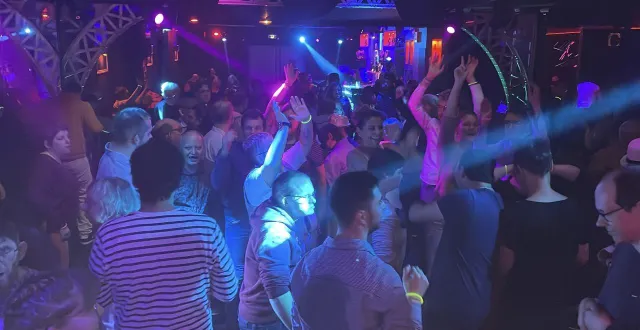 photo  cent cinquante personnes en situation de handicap ont passé l’après-midi à danser, au bayokos, la discothèque d’alençon, mercredi 15 octobre.  &copy;  ouest-france 