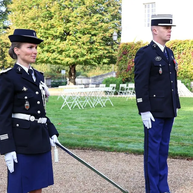 photo la chef d’escadron cosima faul aux côtés du colonel nicolas bracq, commandant du groupement de gendarmerie départementale de la sarthe.  ©  ouest-france