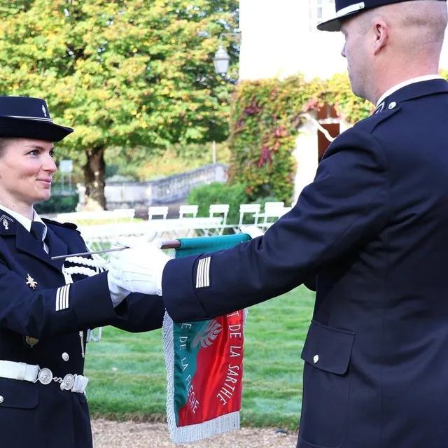 photo la chef d’escadron cosima faul recevant l’étendard de la compagnie de gendarmerie de la flèche des mains du colonel nicolas bracq.  ©  ouest-france