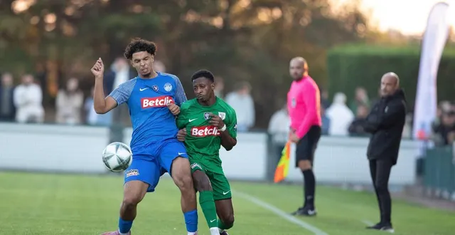 photo  lamine n’diaye (à droite) et les thouarsais défieront mérignac au sixième tour de la coupe de france.  &copy;  co - clémence chauvin 