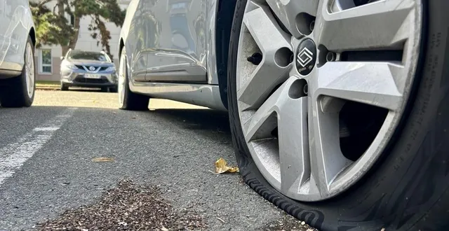 photo  de nombreuses voitures ont eu un, deux, trois, voire quatre pneus crevés, début octobre dans le quartier des sources.  &copy;  le maine libre 