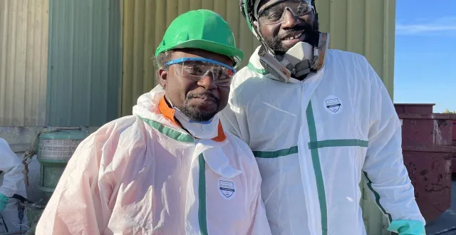 photo  saïd chanfi moustakami et adama diallo, peintres-sableurs chez lassarat, à montoir-de-bretagne (loire-atlantique).  &copy;  ouest-france 