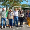 photo  devant la cour en chantier de l’école pierre et marie curie, à gauche, les enseignants camille riou, directrice de l’élémentaire et olivier labourdette, directeur de la maternelle, les élus christine huu, adjointe à l’enfance et l’éducation et dominique bréjeon, maire et les conceptrices manon bernard de sicle et cyrille blain, d’infraconcept. 