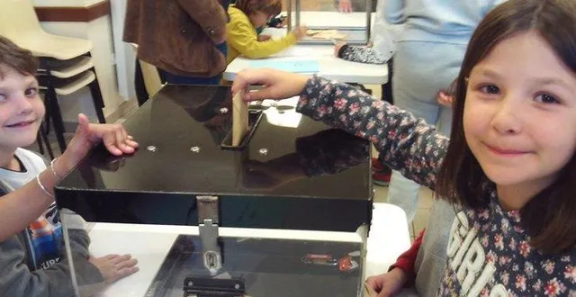 photo  lundi, les élèves de cm1 des deux écoles de la commune ont voté pour élire les membres du conseil municipal des enfants de bécon-les-granits.  &copy;  co 