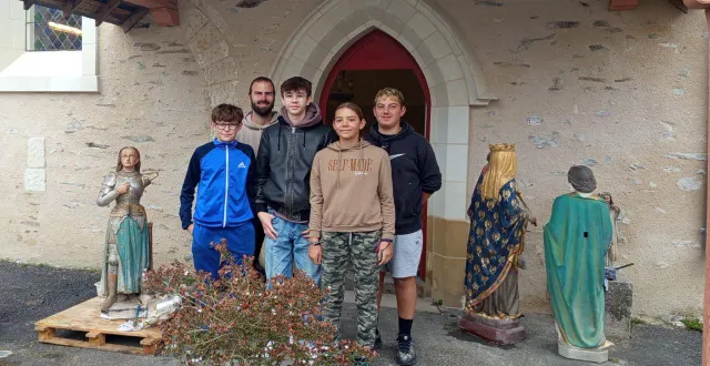 photo  maël, stan, enaya et stan entourés de leur directeur rémy houzé devant le portillon de l’église et les figurines à nettoyer.  &copy;  co. 