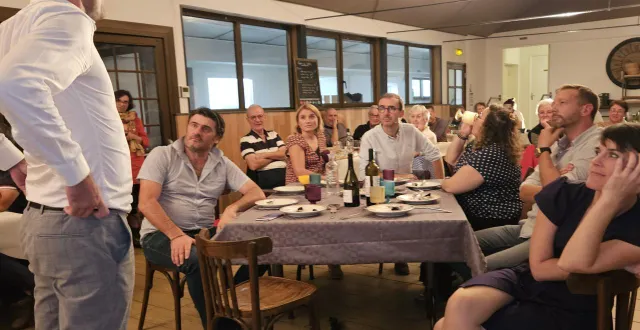 photo  ben, incarné par fred tailpied raconte une blague à ses amis.  &copy;  co 