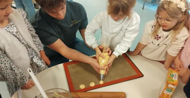 photo  tout au long de la matinée, les élèves de maternelles ont réalisé des recettes à base de chocolat.  &copy;  ouest-france 