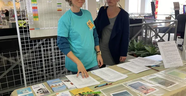photo  anne-laure clopeau et hélène dupont responsable de la médiathèque, lors de l’accueil des participants.  &copy;  le maine libre 