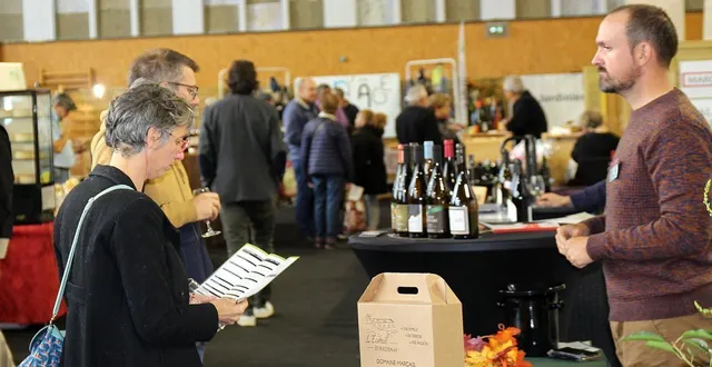 photo  le salon des vins de mayet draine toujours un public nombreux.  &copy;  archives le maine libre 