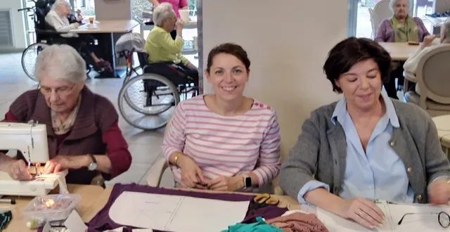 photo  la rose des vents se mobilise pour confectionner des bonnets de chimiothérapie.  &copy;  le maine libre 