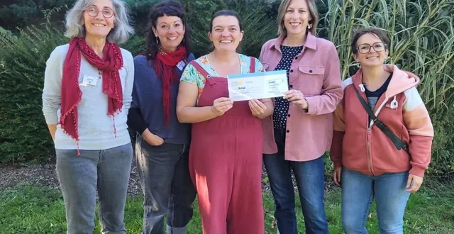photo  virginie couffin, la présidente (au centre) accompagnée d’edith goibault et bénédicte beaune, administratrices de la source (à gauche), et de marie thorigné-claude, responsable de l’association (à droite) ont remercié adeline georget, de l’entreprise sdel energis saumur.  &copy;  co 